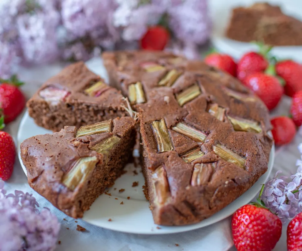 Brownie z rabarbarem i imbirem. Czekoladowa słodycz przełamana kwaskowatym smakiem