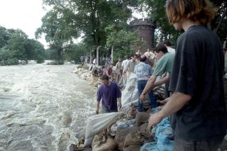 Powódź tysiąclecia we Wrocławiu. Zobacz, jak ratowano zoo przed wielką wodą 