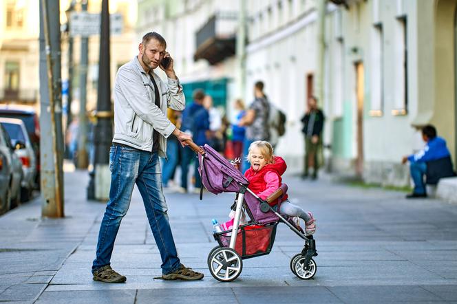 Spacer z dzieckiem po ulicy