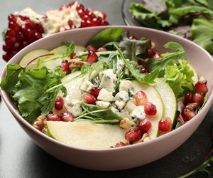 Szybka sałatka z gruszką i serem pleśniowym - przekąska premium na każdą kieszeń