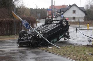 Wypadek w Wawrze. Roztrzaskali się osobówką. To cud, że nic im się nie stało!