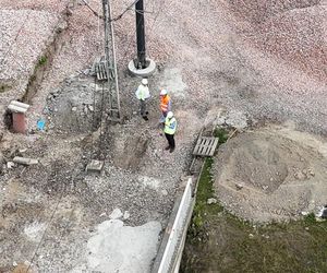 Śmiertelnie niebezpieczne znalezisko na budowie. Wstrzymany ruch pociągów i autobusów