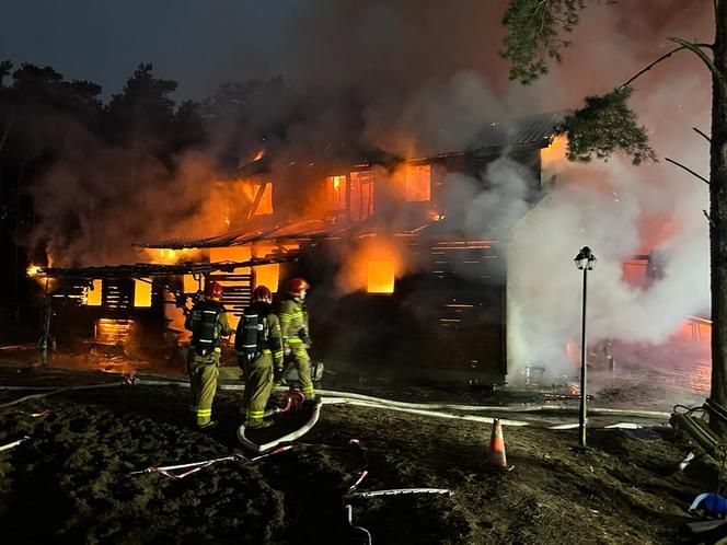  „Chwile przed tragedią miejsce tętniło życiem”. Ogromny pożar stadniny na Białołęce. Spłonęło 8 koni