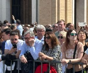 Smutek i modlitwa na placu św. Piotra w Watykanie. Wierni żegnają papieża Franciszka [ZDJĘCIA]