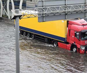 Warszawa. Pływające auta w Ursusie, zatopione po dachy!