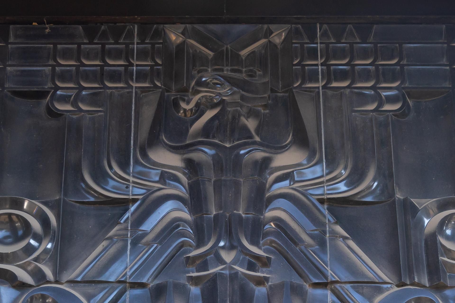 Orły na przedwojennych budynkach w Warszawie