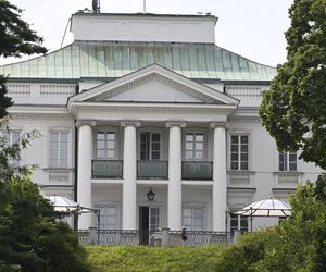 Rodzina Nawrockich przejęła Belweder: Kasia w kasku na hulajnodze, teściowe na balkonie