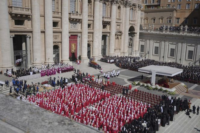 Zaczął się pogrzeb papieża Franciszka. Jedna z największych takich ceremonii w historii