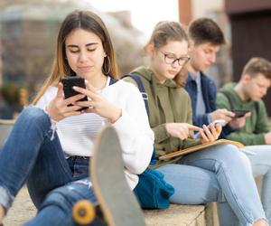 Świat w smartfonie, czyli jak Internet kształtuje młode pokolenie