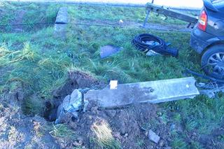 Z impetem wypadł z jezdni i ściął oplem przydrożny słup. Na pokładzie miał 11-letniego syna