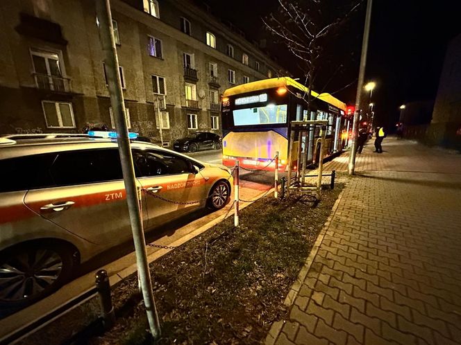 Nieznany sprawca ostrzelał autobus miejski. Celował w kierowcę: „oddał trzy strzały”. Dramatyczny opis