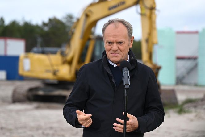 iebrowo, 15.10.2025. Premier RP Donald Tusk podczas wizyty na miejscu planowanej budowy pierwszej polskiej elektrowni jądrowej Lubiatowo – Kopalino w Biebrowie (woj. pomorskie)