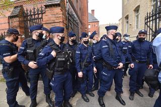 Przesłuchanie Rydzyka w Toruniu. Policja używa siły wobec dziennikarza