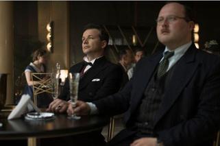 Ludzie i Bogowie, odc. 1: Igo Sym (Lesław Żurek),  Stanisław Rzeszot, asystent Syma (Sebastian Perdek)