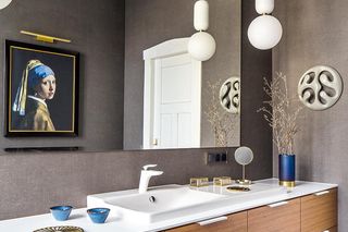 Łazienka z tapetą inspirowana słynnym obrazem