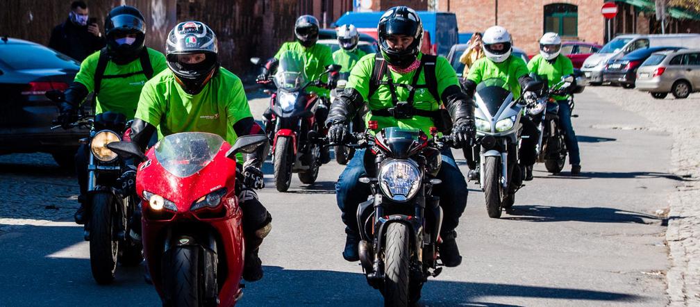 Koronawirus w Trójmieście. Jeżdżą na motorach i pomagają seniorom