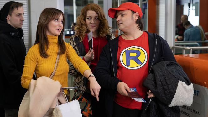Barwy szczęścia odc. 2058. Rysiek Ricardo (Sebastian Stankiewicz), Żabcia (Hanna Klepacka), Mariola (Agnieszka Mrozińska)