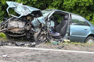Czołowe zderzenie dwóch auta. Zginęły dwie osoby