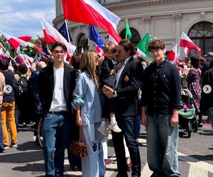 Rozenek w podartych spodniach na marszu
