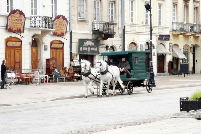 Co się dzieje na Krakowskim Przedmieściu w Warszawie? Rosyjskie napisy na ulicach