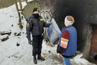 Kurtko-śpiwory dla bezdomnych w Grudziądzu. Ciepła pomoc na zimę od Marszałka [ZDJĘCIA, AUDIO]