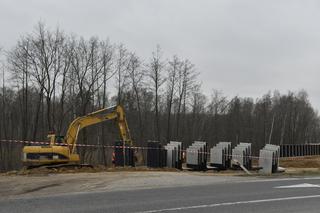 Kolejarze wznowili prace nad budową trasy do Zegrza. Dotarła brakująca geowłóknina
