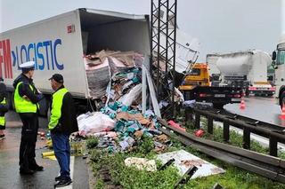 Zderzenie dwóch tirów na AOW. Naczepa stanęła w poprzek drogi