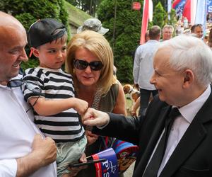 Jarosław Kaczyński z dzidziusiem na rękach ależ on go tuli 