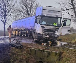 Śmiertelny wypadek na Pomorzu. Na drodze leży przewrócona ciężarówka