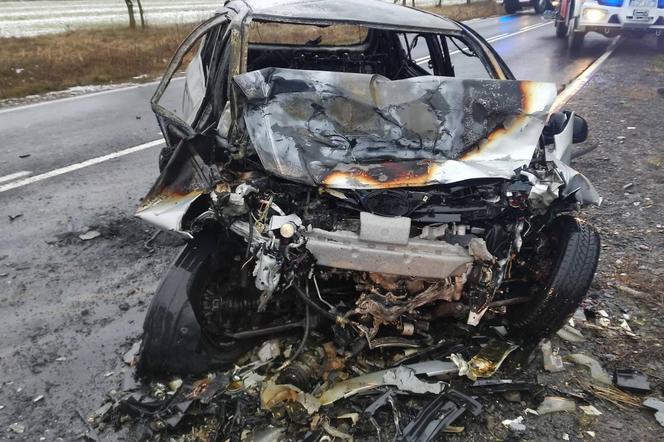 Śmiertelny wypadek pod Opocznem. 21-latek wyciągnięty przez świadków z płonącego auta