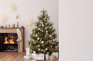 Modne choinki 2025. Jakie ozdoby wybrać - białe, różowe, a może kaszmirowe? Zobacz inspiracje