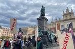 Pomnik Adama Mickiewicza z krakowskiego rynku ma brata bliźniaka