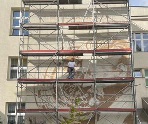 Mural można zobaczyć tylko od strony ulicy Sienkiewicza, na terenie zielonym I LO im. Bolesława Prusa w Siedlcach.