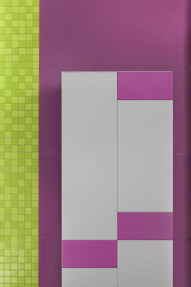 Seledynowo-fioletowa łazienka z zabudową na wymiar