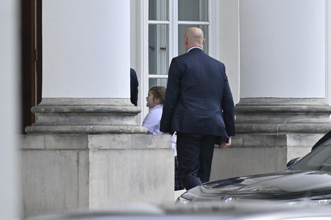 Karol Nawrocki który odbiera Kasię ze szkoły.