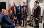 Na sygnale, odc. 722. Wanda (Anna Lemieszek), Anna Reiter (Lea Oleksiak), Wiktor Banach (Wojciech Kuliński), Benio (Hubert Jarczak), Dobromir Lisicki (Kamil Błoch), Romuald Lisicki (Paweł Lipnicki) - ojciec Wandy