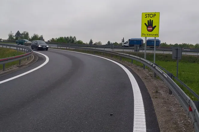 Przy wielkopolskich drogach ekspresowych pojawiło się 12 kolejnych tabliczek informujących kierowców, że poruszają się w złym kierunku. Możecie je zobaczyć na przykład na obwodnicy Leszna