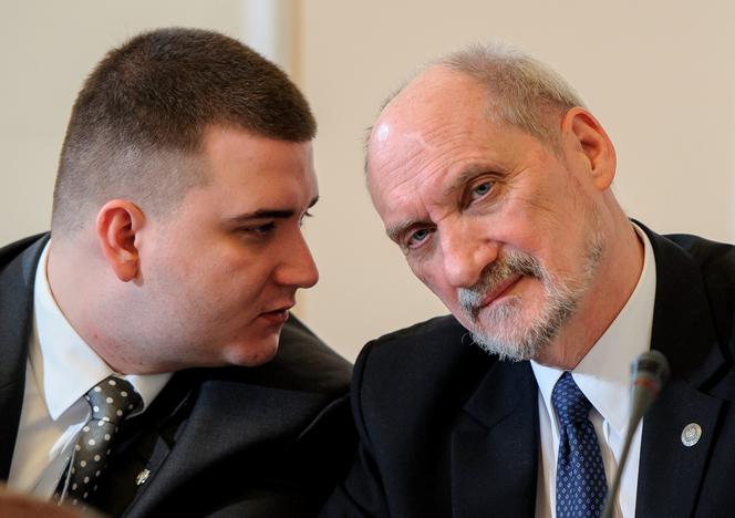 Bartłomiej Misiewicz i  Antoni Macierewicz