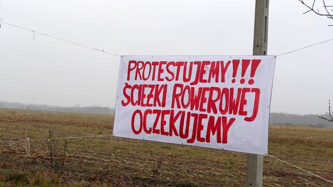 Mieszkańcy nie mogą doprosić się o bezpieczną drogę! WYWIESILI kilometry transparentów 