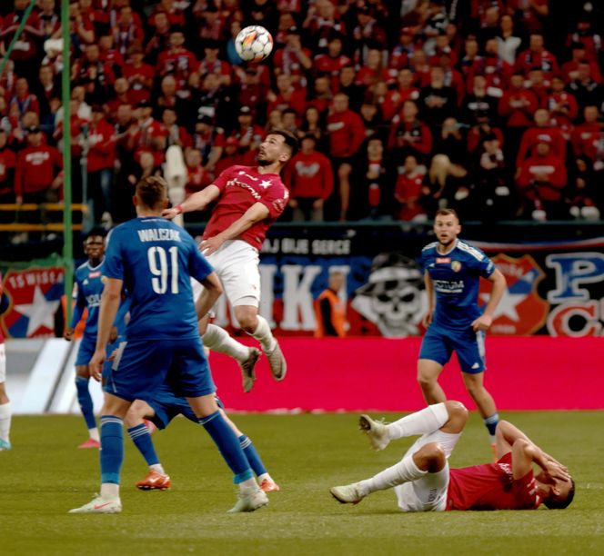 Rafał Mikulec w spotkaniu z Miedzią Legnica nabawił się bardzo groźnie wyglądającej kontuzji. Zawodnik długo opatrywany był na murawie, skąd zabrała do karetka