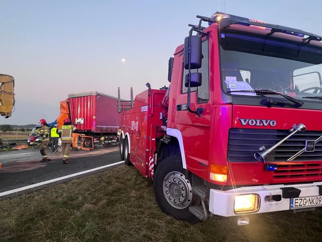 Śmiertelny wypadek na A1 pod Zgierzem. Zderzyły się trzy pojazdy, w tym dwa tiry [ZDJĘCIA].