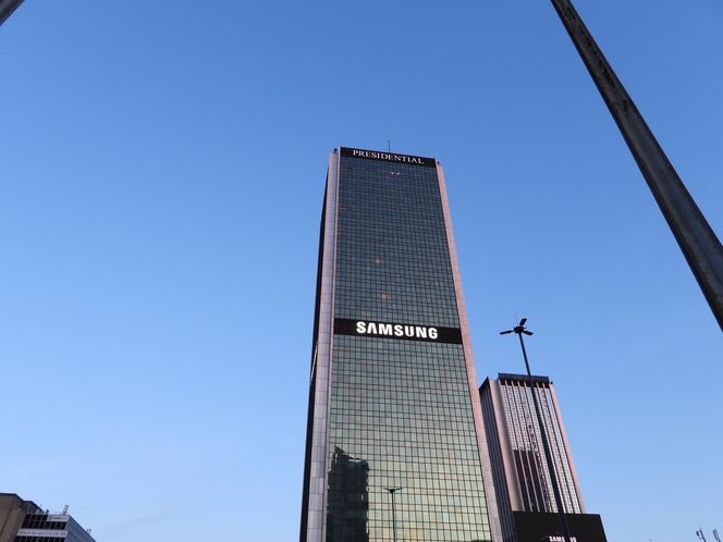 Wdrapał się na szczyt wieżowca w Warszawie