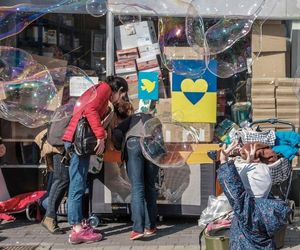 Centrum Pomocy Puławska 20. Uchodźcy czekają godzinami przed sklepem z darmowymi produktami