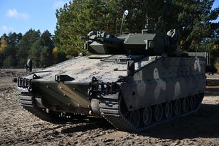 Na poligonie w Nowej Dębie wojsko testuje koreański wóz piechoty AS21 Redback