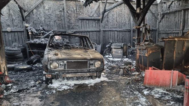 „Nasz majątek poszedł z dymem”. Kolekcja zabytkowych pojazdów spłonęła w kilka chwil