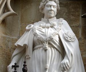 Pierwszy pomnik Elżbiety II po jej śmierci. Odsłonił go Karol III [ZDJĘCIA]