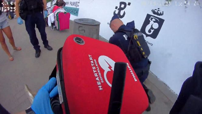 Mężczyzna spadł z muru i przestał oddychać! Heroiczna akcja policjantów