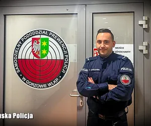 Szedł ulicą w samej koszulce, w ręce miał zwiniętą kartkę. Policjant z Gorzowa wiedział jak zareagować