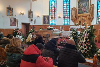Pogrzeb ofiar wypadku pod Tarczynem. Anielka i Jaś spoczną z mamusią w jednym grobie