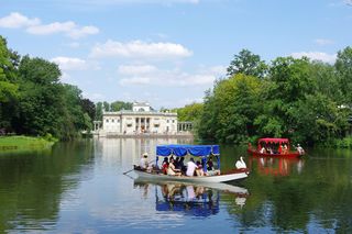 Grill, opalanie się, jazda na rowerze. Sprawdź, w których warszawskich parkach lepiej tego nie robić